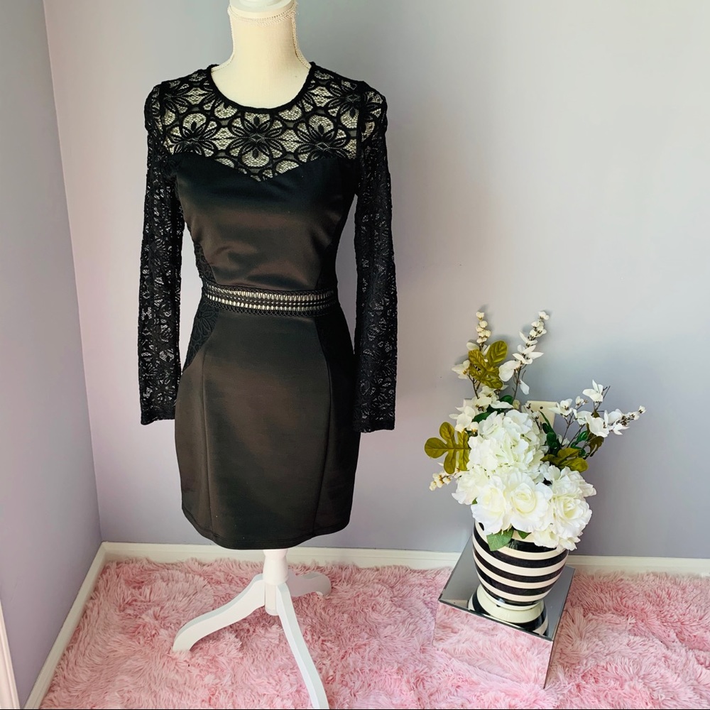 Black laced long sleeves dress 💕size 7